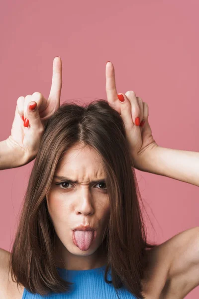 Image of angry brunette woman holding hands on her head like dev — Stok fotoğraf