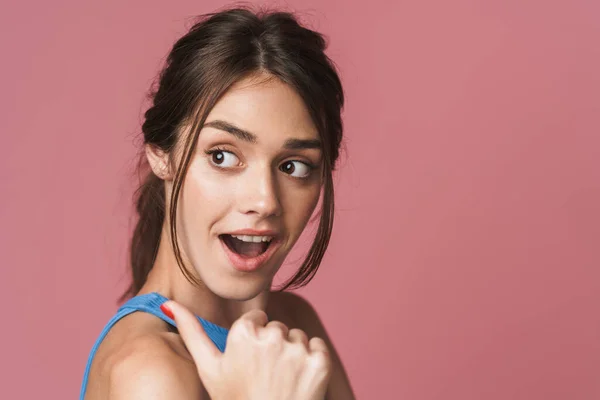 Retrato de una joven morena atractiva —  Fotos de Stock