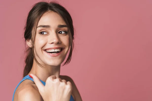 Retrato de uma jovem mulher morena atraente — Fotografia de Stock