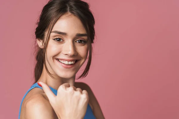 Retrato de una joven morena atractiva —  Fotos de Stock