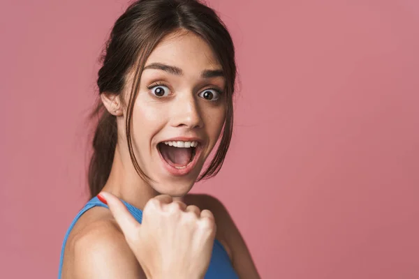 Retrato de una joven morena atractiva —  Fotos de Stock