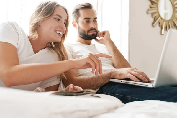 Pareja en el interior de casa con ordenador portátil . — Foto de Stock