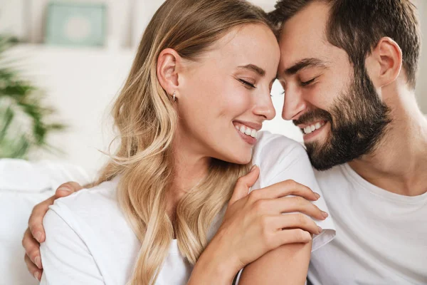 Casal amoroso dentro de casa abraçando . — Fotografia de Stock