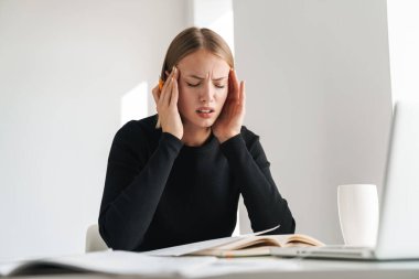 ofiste sarışın iş kadını