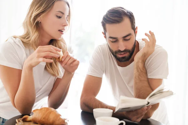 Pareja cariñosa en el interior tomando café . — Foto de Stock