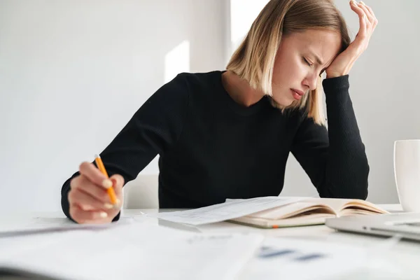 Mécontent jeune femme d'affaires blonde — Photo