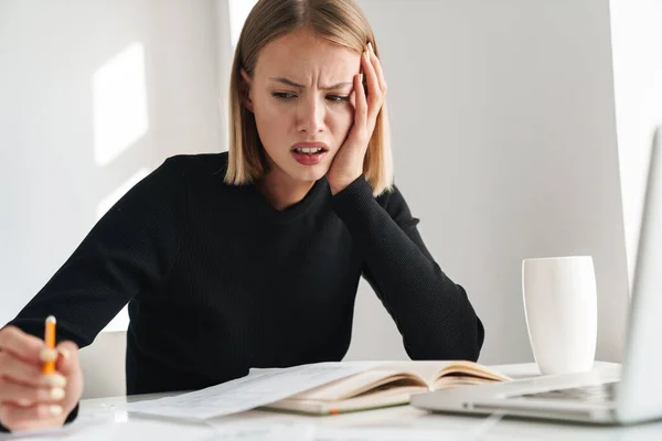 Displeased young blonde business woman — Stockfoto