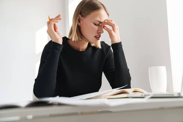 Femme d'affaires blonde au bureau — Photo