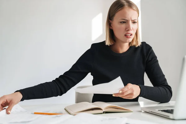 Blonde business woman work with documents and laptop — Zdjęcie stockowe