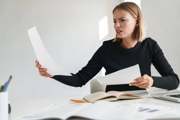 Blonde business woman work with documents — Φωτογραφία Αρχείου