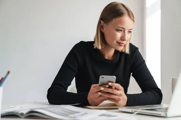 Blonde business woman work with documents and phone. — Stock Photo, Image