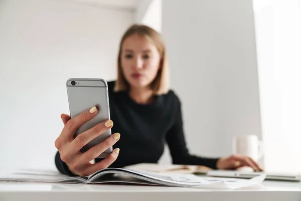 Mujer de negocios en el trabajo de oficina con documentos y teléfono . — Foto de Stock