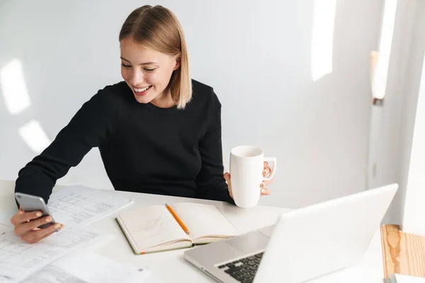 Business woman in office indoors work with phone — ストック写真