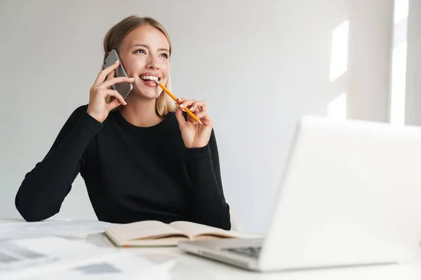 Sonriente joven rubia de negocios hablando por teléfono . —  Fotos de Stock