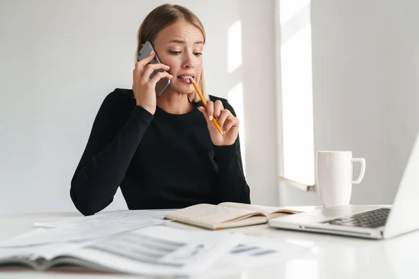 Confused young blonde business woman — 图库照片