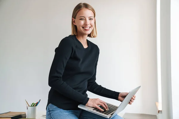 Mulher de negócios loira trabalhar com computador portátil . — Fotografia de Stock