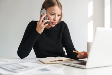 Cep telefonuyla konuşurken iş kadını.