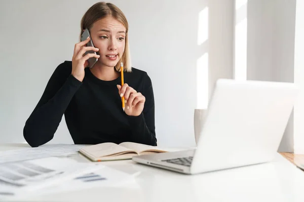 Confused young blonde business woman — Stok fotoğraf