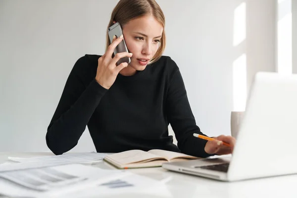 Affärskvinna talar med mobiltelefon. — Stockfoto