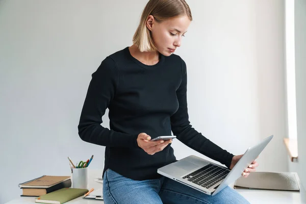 Blonde business woman work with laptop computer — 图库照片