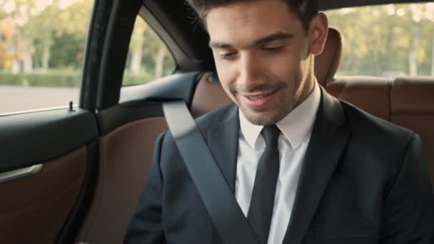 Vista Cerca Del Joven Hombre Negocios Guapo Mirando Algo Ser — Vídeo de stock