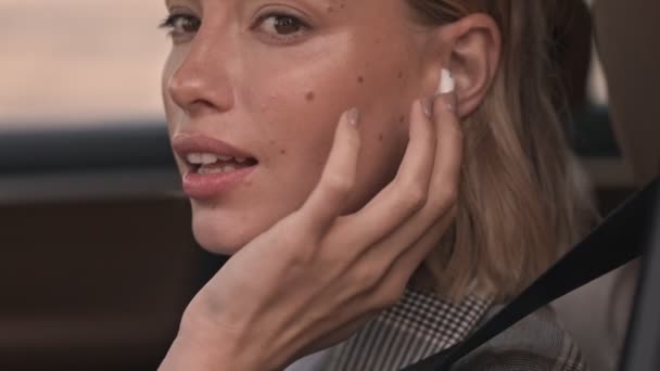 Zijaanzicht Van Vrolijke Mooie Blonde Zakenvrouw Met Behulp Van Oortelefoons — Stockvideo