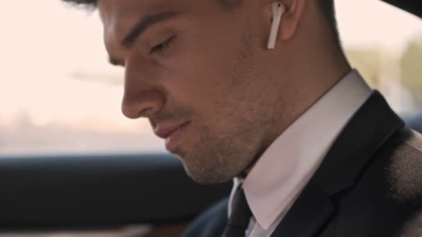 Widok Boku Poważny Przystojny Biznesmen Czytanie Dokumentów Podczas Siedzenia Samochodzie — Wideo stockowe