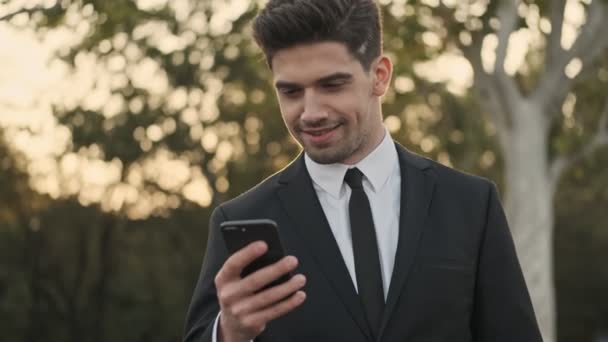 Heureux Confiant Beau Homme Affaires Utilisant Smartphone Plein Air — Video