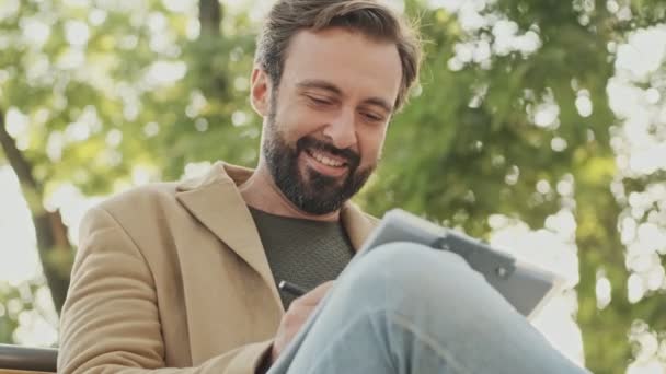 Vue Bas Homme Barbu Élégant Souriant Manteau Écrivant Quelque Chose — Video