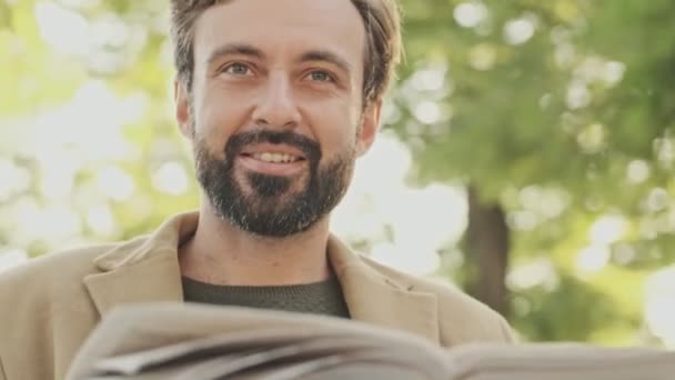 Agradável Homem Barbudo Elegante Casaco Ler Jornal Enquanto Sentado Parque — Vídeo de Stock