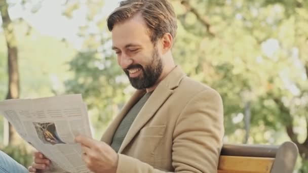 Eleganter Bärtiger Mann Mantel Liest Buch Während Park Freien Sitzt — Stockvideo