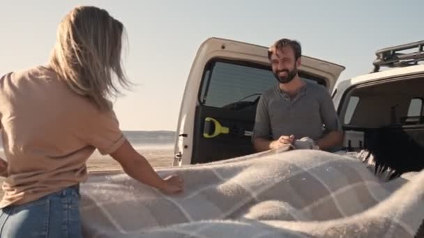 Jovem Casal Sorridente Homem Mulher Estão Segurando Uma Grande Planície — Vídeo de Stock