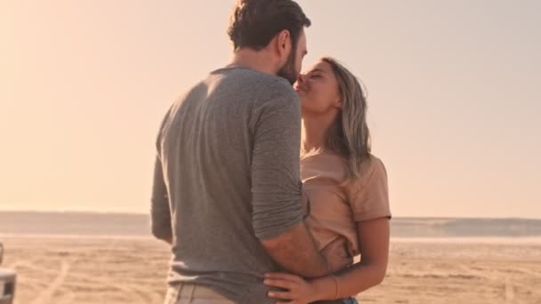 素敵なカップルの男と女は夏に湖でキスをしています — ストック動画