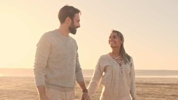 Una Bella Coppia Sorridente Uomo Donna Camminano Tenendosi Mano Insieme — Video Stock