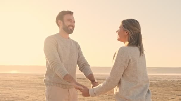 Sourire Joyeux Couple Homme Femme Amusent Ensemble Sur Lac Été — Video