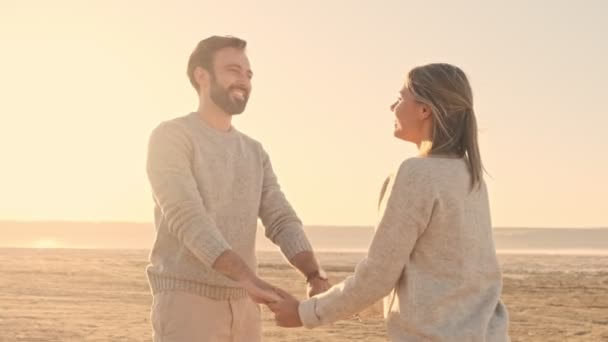 Una Sonriente Pareja Alegre Hombre Mujer Divierten Juntos Lago Verano — Vídeo de stock