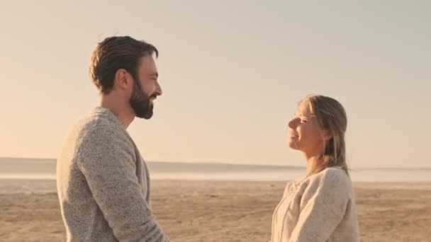 Casal Adorável Homem Mulher Estão Beijando Enquanto Caminham Lago Verão — Vídeo de Stock