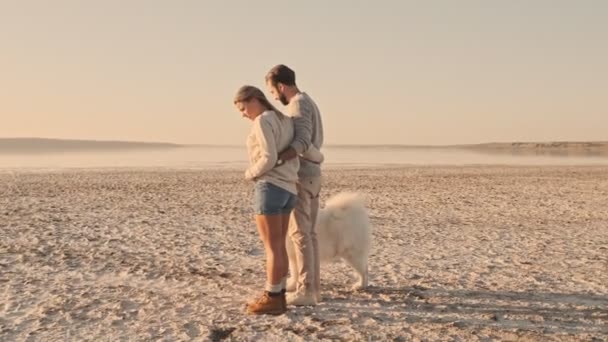 Belo Casal Homem Mulher Estão Andando Com Cão Lago Verão — Vídeo de Stock