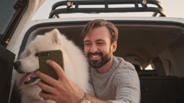 Bel Homme Prend Selfie Avec Gros Chien Blanc Assis Dans — Video