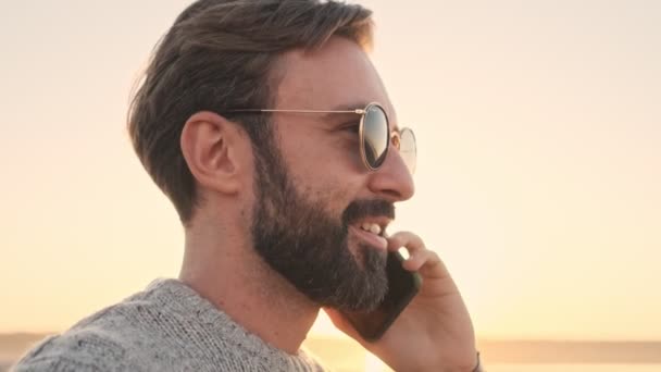 Gözlüklü Yakışıklı Genç Bir Adam Yazın Dışarıda Telefonla Konuşuyor — Stok video