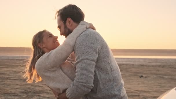 黎明时分 一对快乐的年轻夫妇站在湖边玩乐 — 图库视频影像