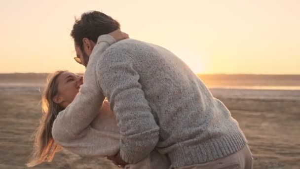 Attraente Felice Sorridente Giovane Coppia Uomo Donna Baciano Mentre Piedi — Video Stock