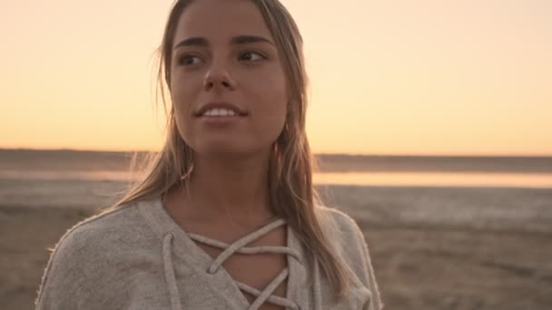Vacker Lugn Ung Kvinna Tittar Landskapet När Står Nära Sjön — Stockvideo
