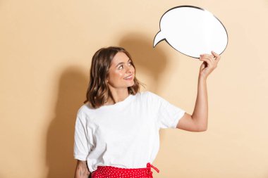 Kırmızı etekli, gülümseyen ve bej arka planda boş düşünce balonunu tutan güzel bir kadın resmi.