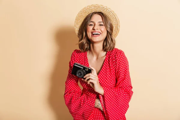 Фото Красивої Жінки Червоній Сукні Солом Яному Капелюсі Посміхаючись Тримаючи — стокове фото