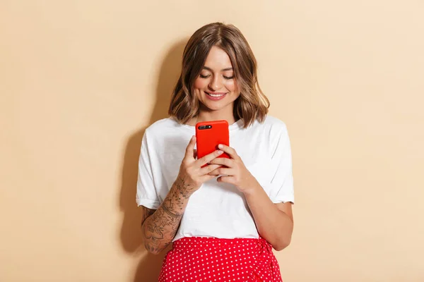 Imagem Mulher Bonita Saia Vermelha Sorrindo Segurando Smartphone Isolado Sobre — Fotografia de Stock