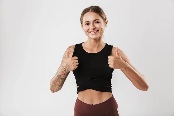 Foto Mujer Atractiva Ropa Deportiva Sonriendo Mostrando Los Pulgares Hacia — Foto de Stock