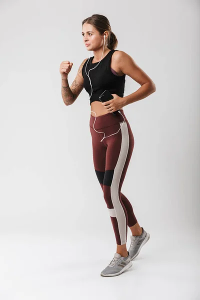 Immagine Una Donna Attiva Abbigliamento Sportivo Che Corre Ascolta Musica — Foto Stock