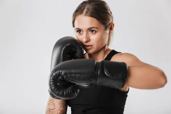 Imagen Una Mujer Activa Usando Entrenamiento Ropa Deportiva Guantes Boxeo — Foto de Stock