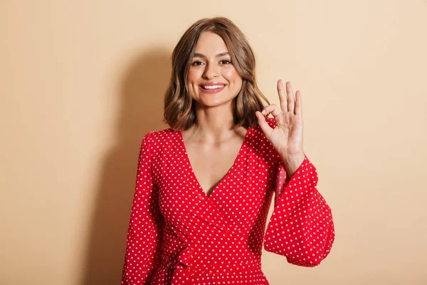 Foto Bela Jovem Mulher Vestido Vermelho Sorrindo Gestos Sinal Isolado — Fotografia de Stock